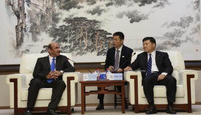 وزير المواصلات يجتمع مع رئيس شركة الصين المحدودة لإنشاءات السكك الحديدية